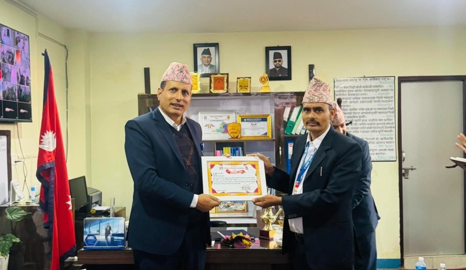 २०८३ भदौ महिनाका लागि छनोट हुनुभएका उत्कृष्ट कर्मचारी रोहिणी रमण पौडेललाई सम्मान ।