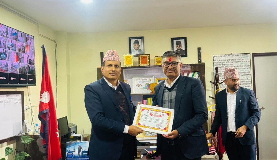 २०८३ असोज महिनाका लागि छनोट हुनुभएका उत्कृष्ट कर्मचारी प्रेम सुवेदीलाई सम्मान ।