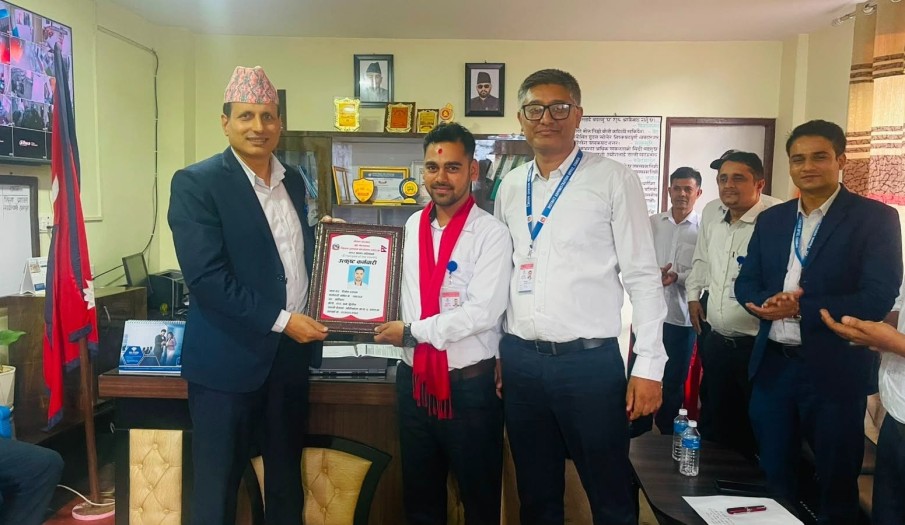 २०८३ श्रावण महिनाका लागि छनोट हुनुभएका उत्कृष्ट कर्मचारी दिनेश ढकाललाई सम्मान ।