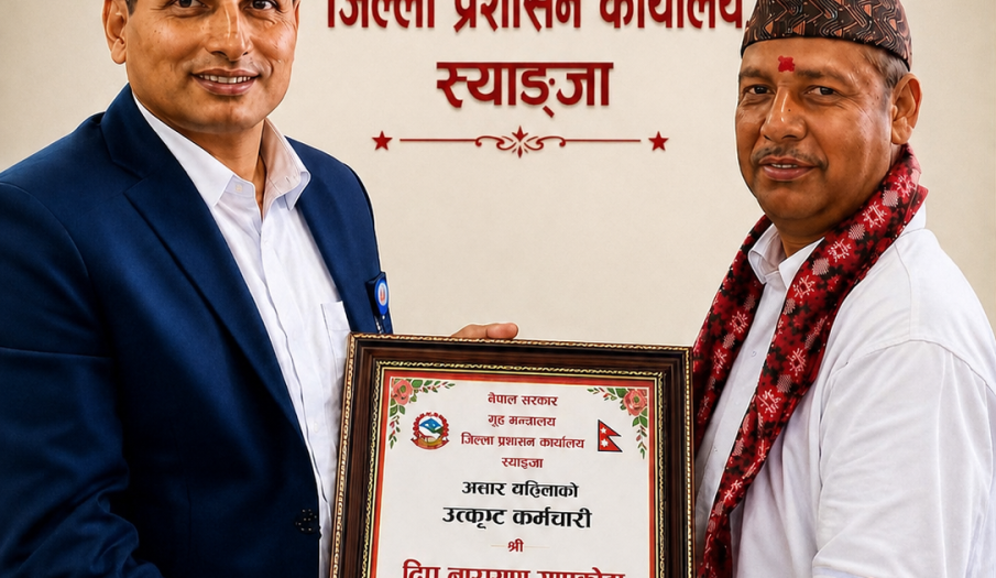 २०८३ असार महिनाका लागि छनोट हुनुभएका उत्कृष्ट कर्मचारी दिप नारायण सापकोटालाई सम्मान गरिदै ।