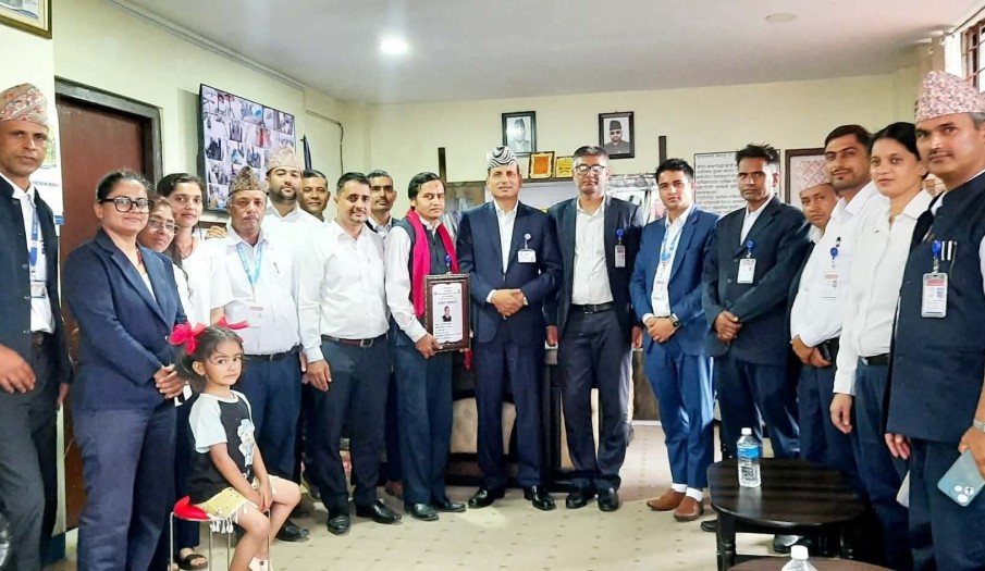 २०८३ जेष्ठ महिनाका लागि छनोट हुनुभएका उत्कृष्ट कर्मचारी कृष्ण बन्धु ढकाललाई सम्मान ।