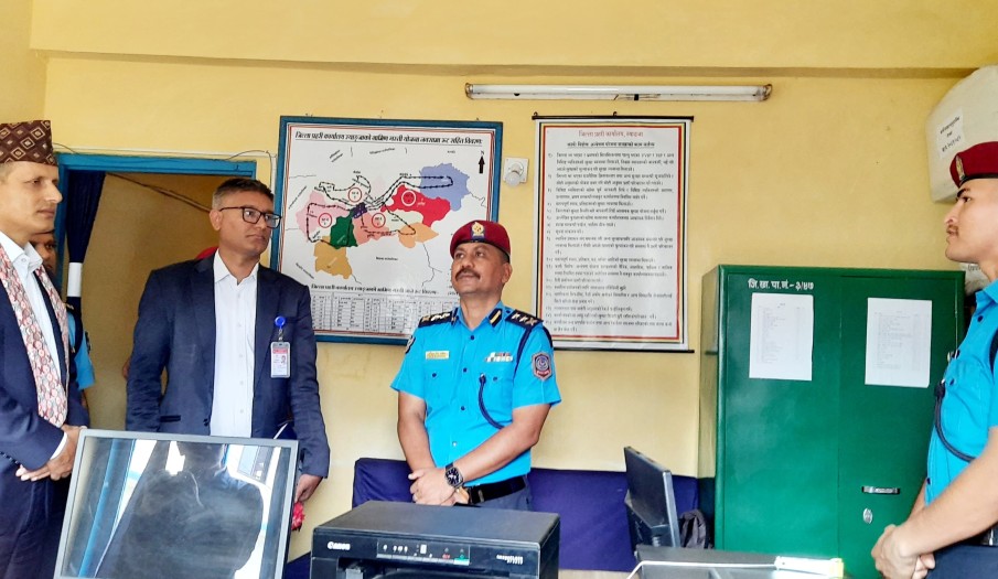 प्रमुख जिल्ला अधिकारी निराजन घिमिरेद्वारा जिल्ला प्रहरी कार्यालयको अनुगमन ।