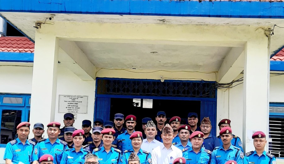 प्रमुख जिल्ला अधिकारी निराजन घिमिरेद्वारा जिल्ला प्रहरी कार्यालयको अनुगमन ।