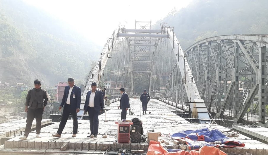 सिद्धार्थ राजमार्गमा  निर्माणाधीन राम्दी पुलको निरीक्षण ।